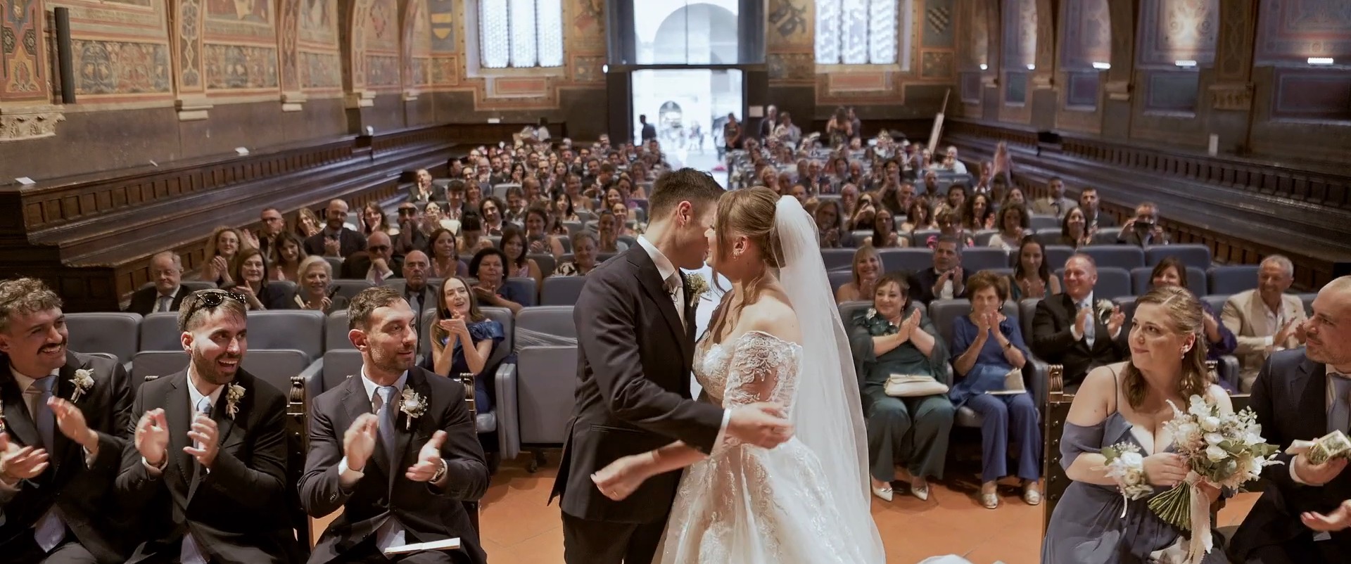 Il bacio di Arturo e Susanna durante la cerimonia nella Sala dei Notari, a Perugia, fotogramma dal loro film