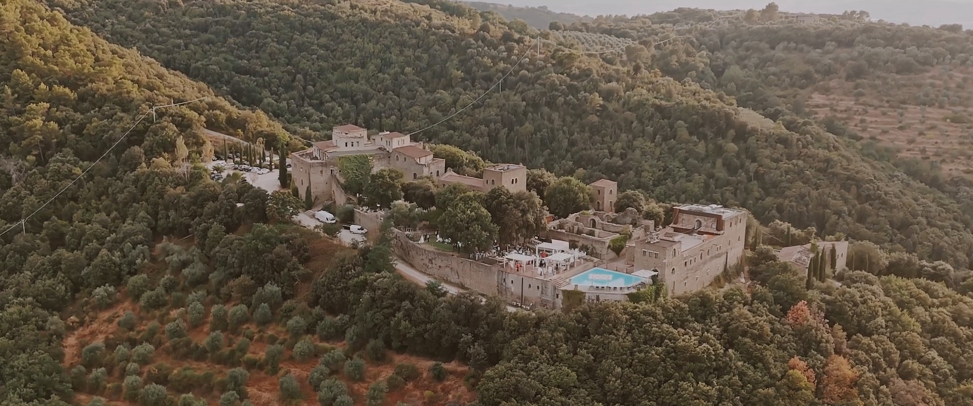Il Castello di Rosciano tra boschi e uliveti, ripreso dal drone, fotogramma dal film di Cathrin e Philip